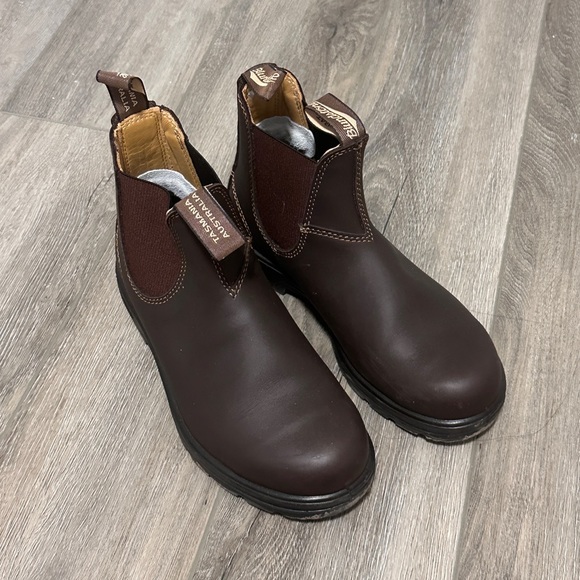 [SOLD] Blundstone Boots in brown - Picture 1 of 4